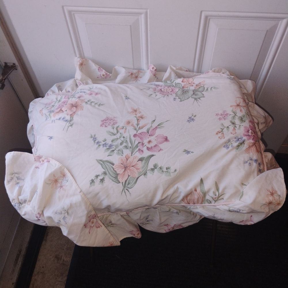 Floral Ruffled Pillowcases - Picture 6 of 7